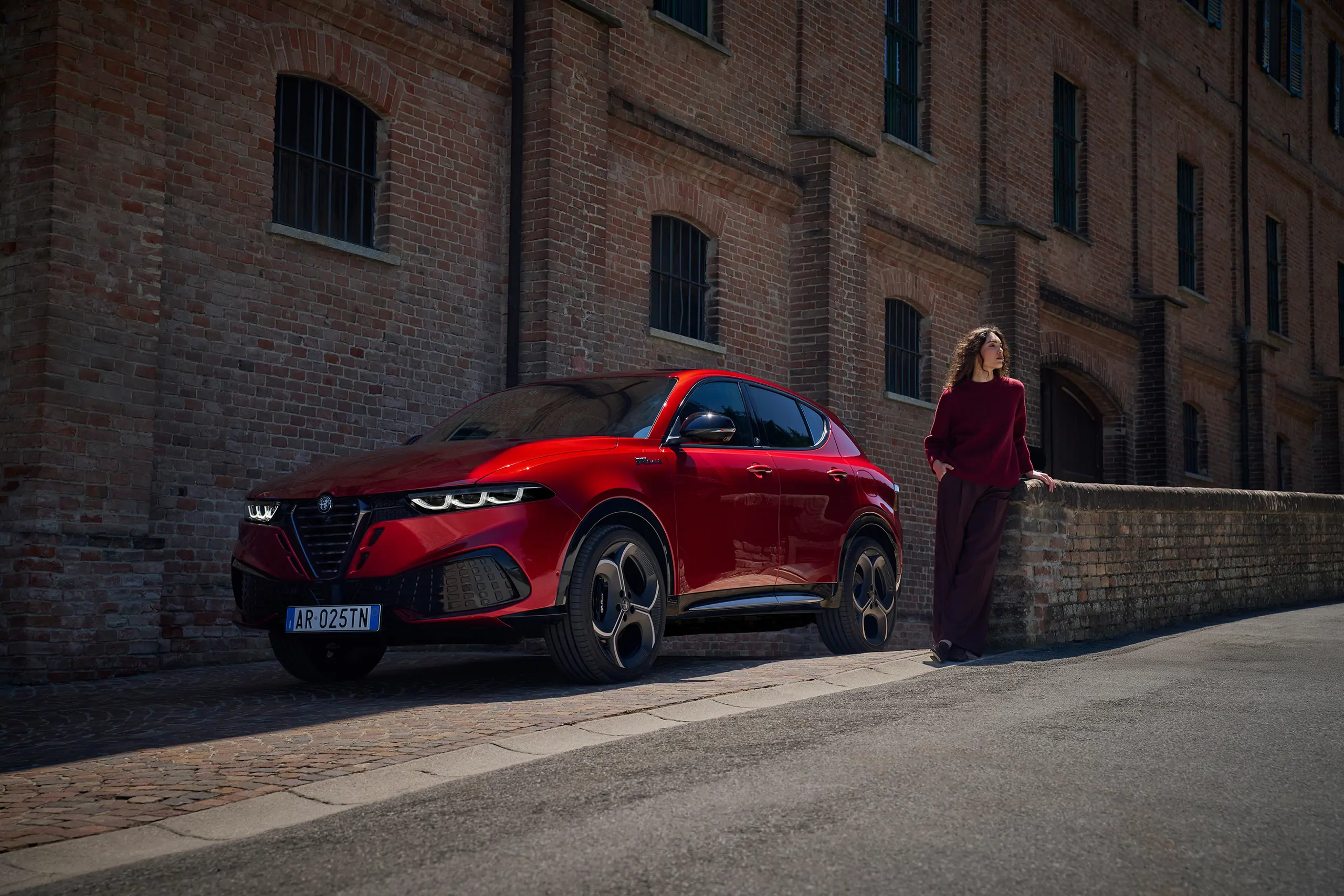 Vue de l’Alfa Romeo Tonale sur fond noir, mettant en valeur son design italien distinctif