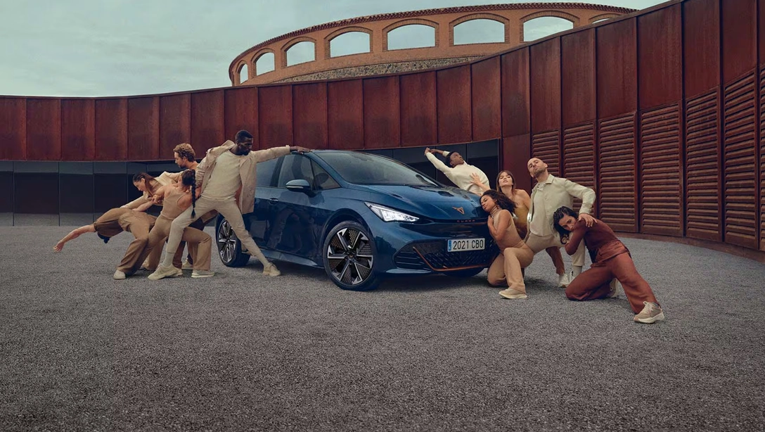 Vue latérale de la Cupra Born électrique sur fond sombre