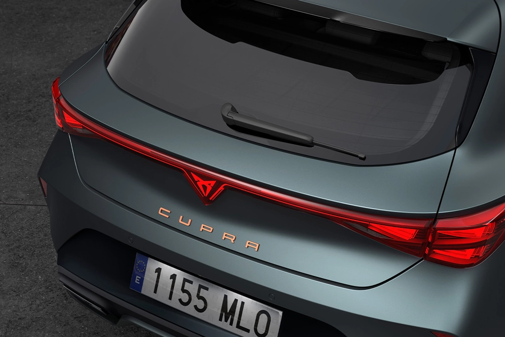 Coffre spacieux de la Cupra Leon Sportstourer hybride rechargeable ouvert