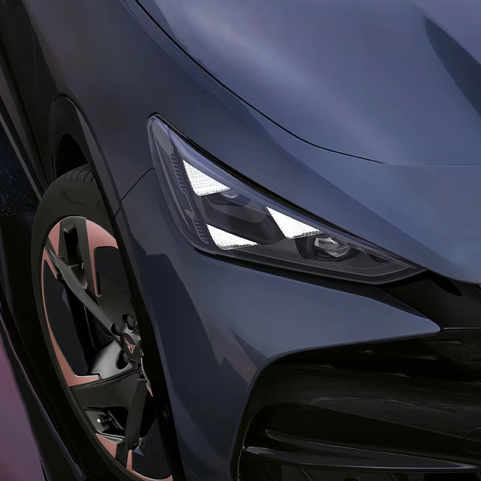 Vue de phare du Cupra Tavascan électrique sur route