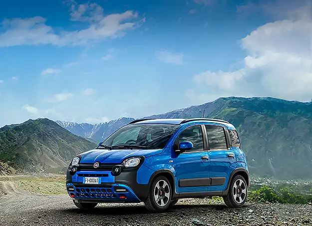Fiat Panda Hybride vue de profil vue montagne