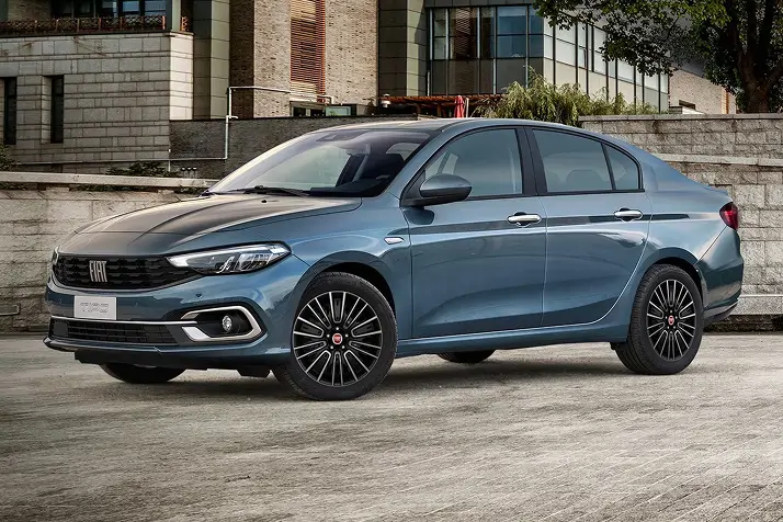Fiat Tipo vue profil garé
