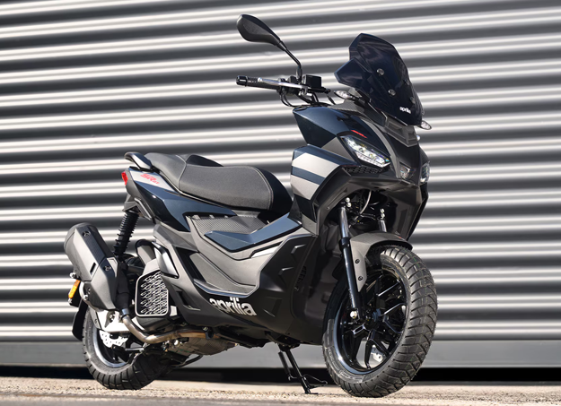 Vue latérale du scooter Aprilia SR GT stationné