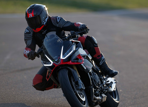 Vue trois quart avant V4 de l’Aprilia Tuono V4