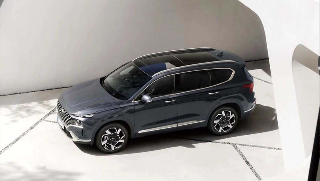 Vue de profil du Hyundai SANTA FE Hybrid sur fond sombre
