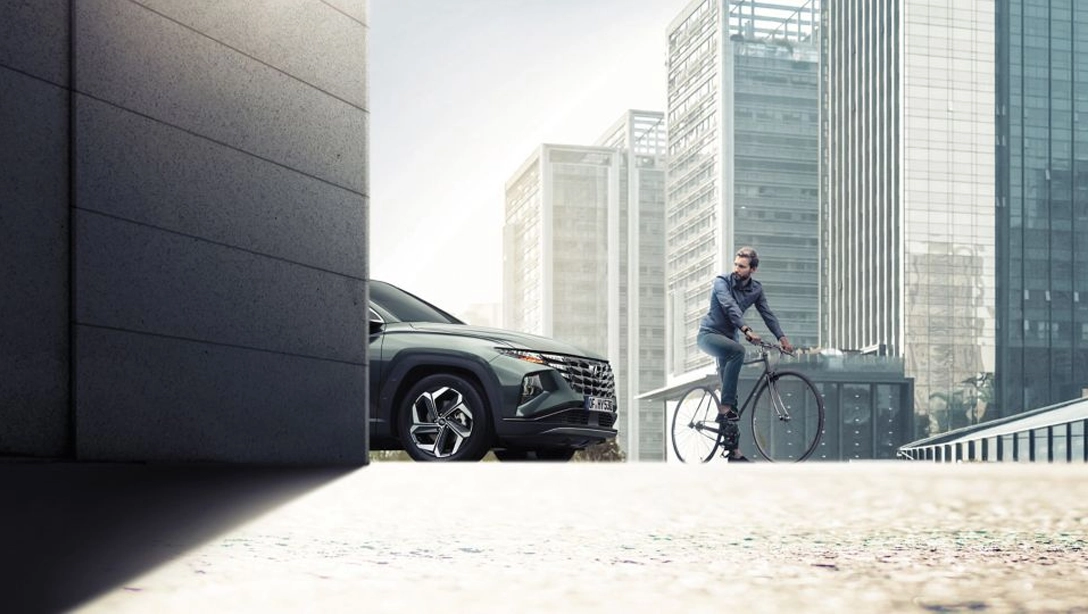 Vue avant du Hyundai Tucson Essence sur fond noir