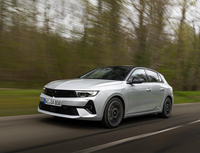 Vue de profil sur route de l’Opel Astra