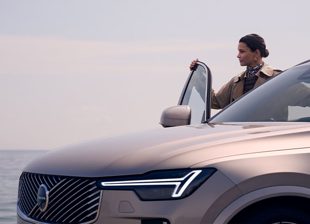 Vue latérale du Volvo XC90 stationné en ville