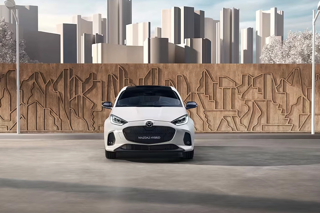 Mazda 2 vue de trois-quarts avant, illustrant sa compacité