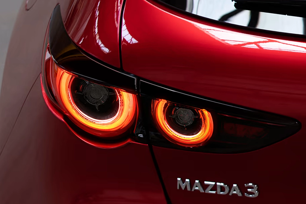 Vue arrière de la Mazda 3 phare